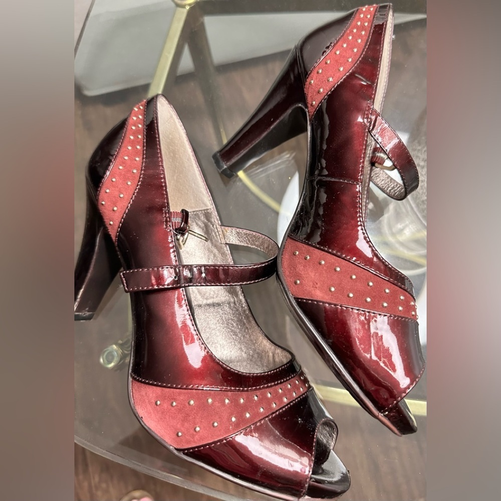 Sofft NWOT Whimsical Charol Open Toe Burgundy Red Close Back High Sandals Sz 8.5